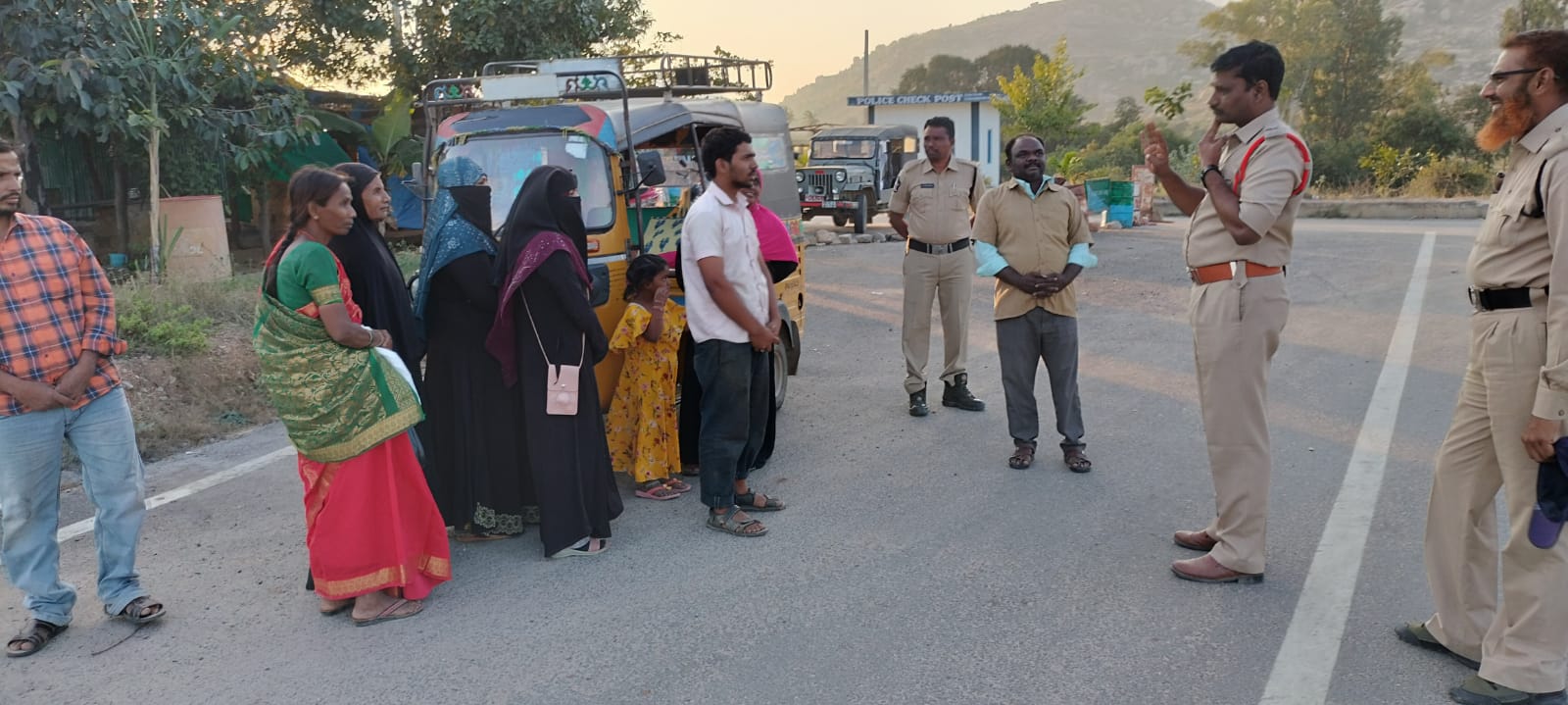వాహనదారులకు సలహాలు ఇస్తున్న ఎస్‌ఐ రమేష్‌ బాబు