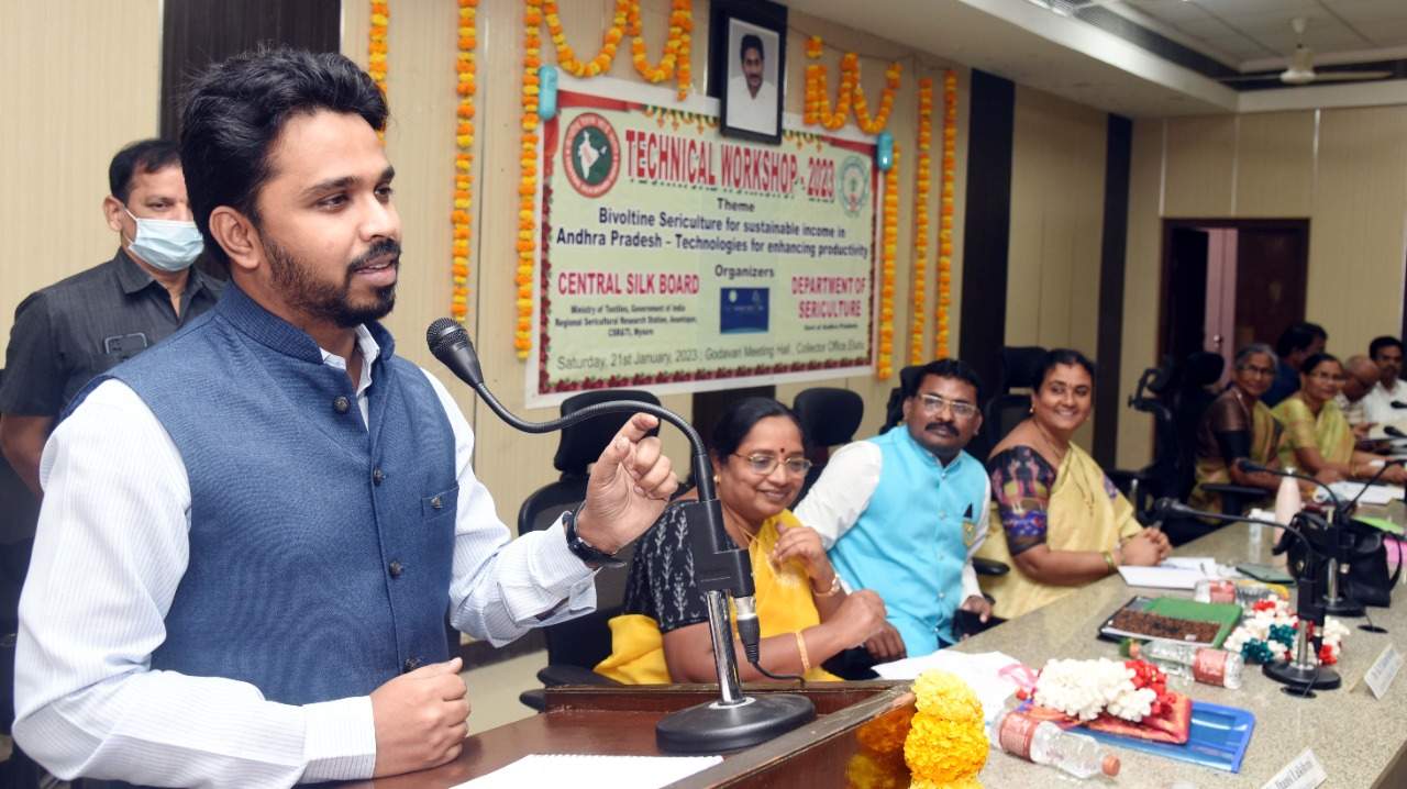 పట్టు పరిశ్రమతో మహిళలకు ఉపాధి : కలెక్టర్‌