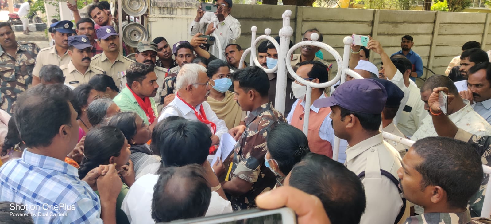 గిరిజనుల భూమి కబ్జాకు యత్నం