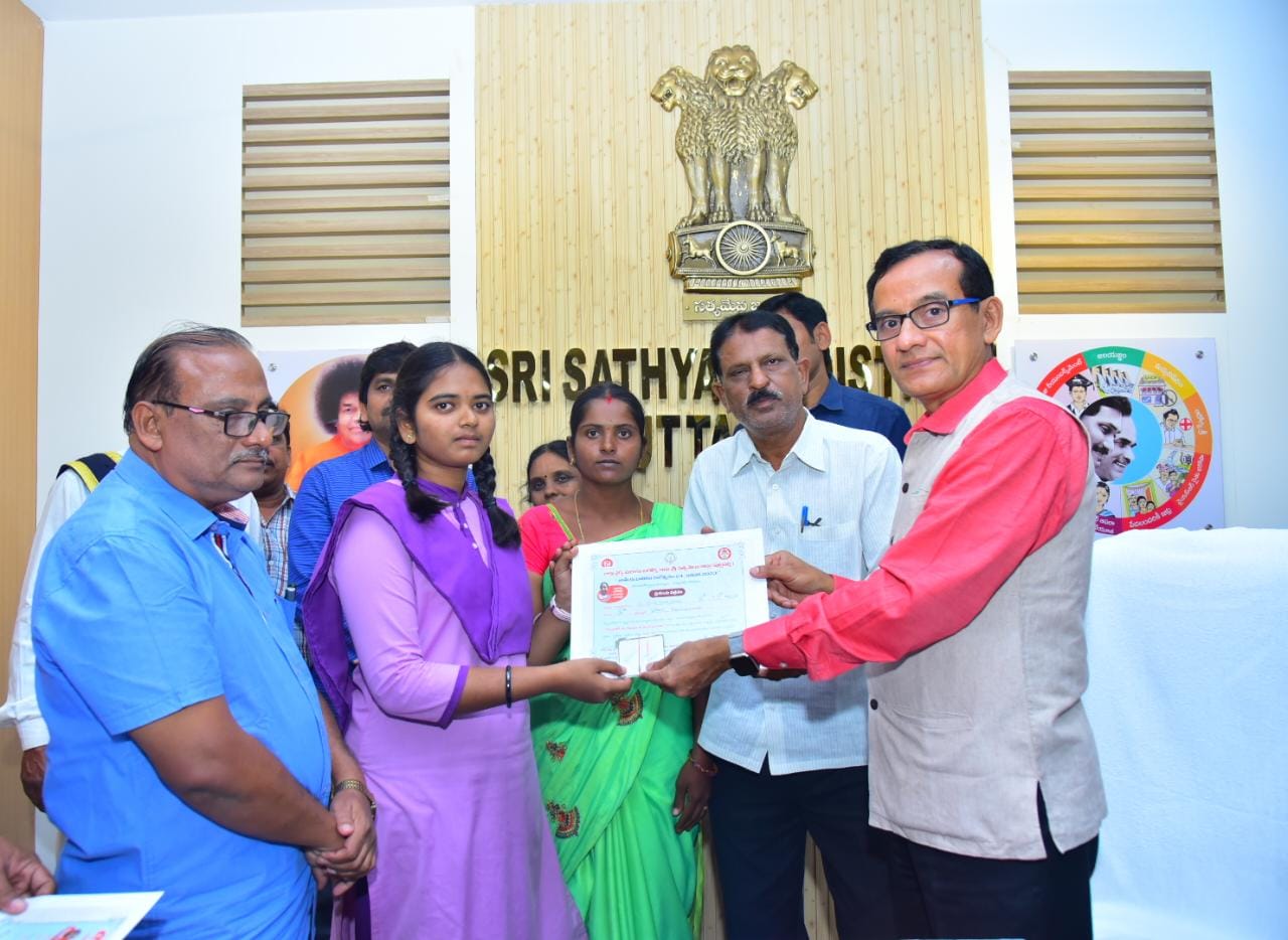 బాలబాలికలు సమానం : కలెక్టర్‌