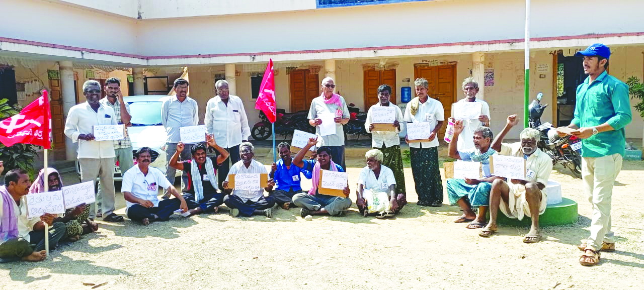 ధాన్యం బకాయిలు చెల్లించాలని ధర్నా
