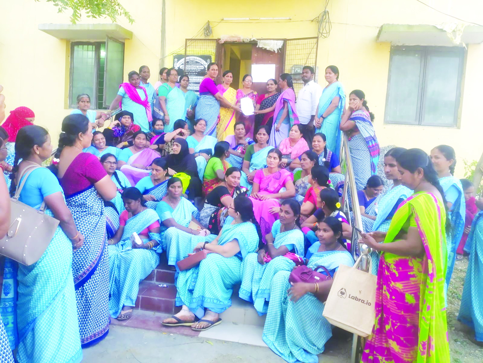 సమస్యలు పరిష్కరించాలని అంగన్‌వాడీల నిరసన