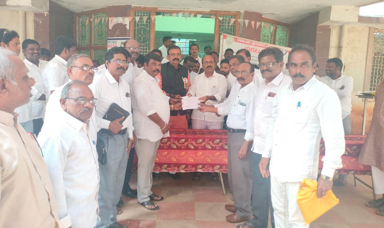 మతపెద్దలకు స్థల పత్రాలు అందజేస్తున్న ఎమ్మెల్యే, జడ్పి చైర్మన్‌