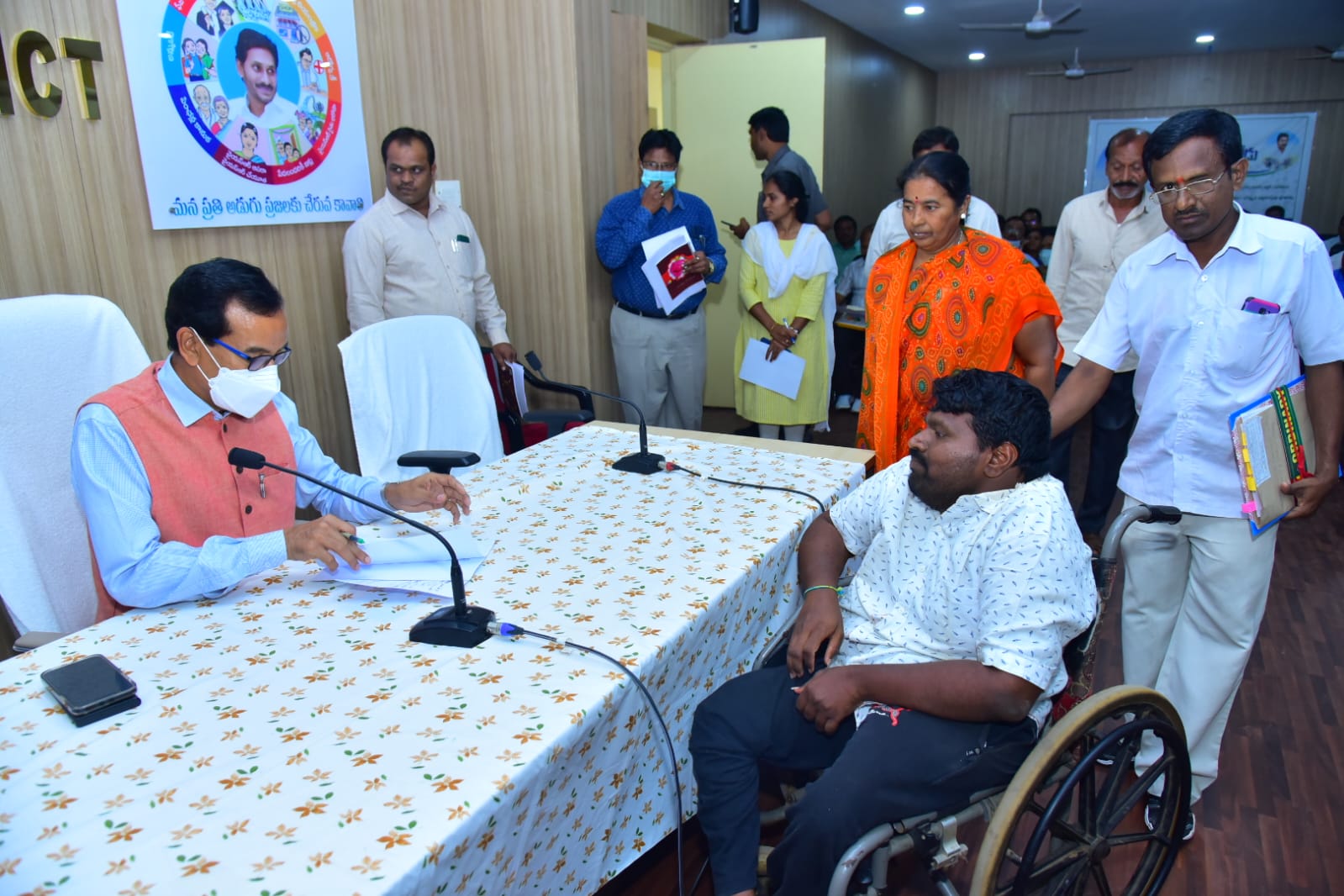 ముఖహాజరు తప్పనిసరి : కలెక్టర్‌