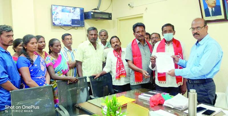 కమిషనర్‌ శ్రీహరిబాబుకి వినతిపత్రం సమర్పిస్తున్నసిపిఎం జిల్లా కార్యదర్శివర్గ సభ్యుడు బడా సుబ్బిరెడ్డి, నాయకులు