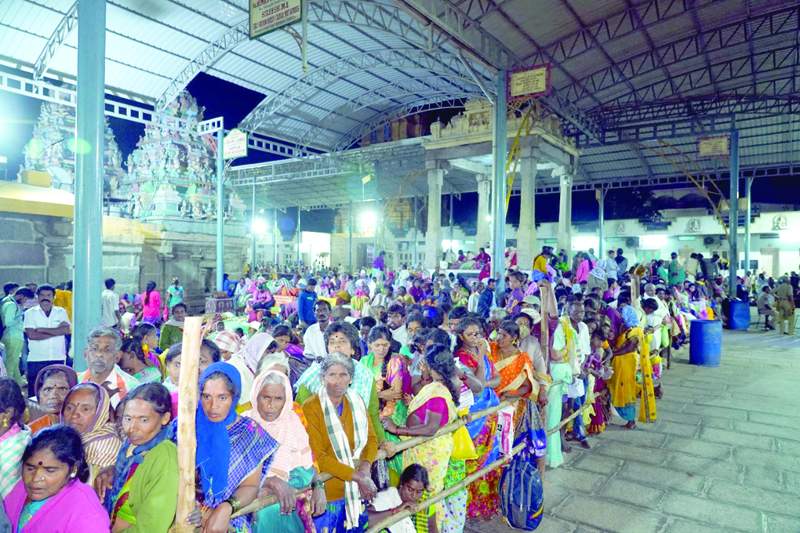   కదిరి లక్ష్మీనరసింహస్వామి దర్శణానికి బారులుదీరిన భక్తులు
