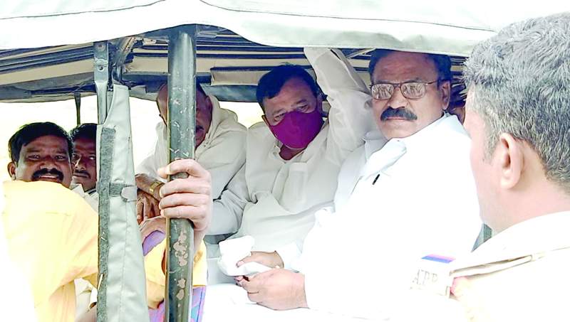    టిడిపి జిల్లా అధ్యక్షులు బికె పార్థసారధిని అరెస్టు చేసి జీపులో తీసుకెళ్తున్న పోలీసులు