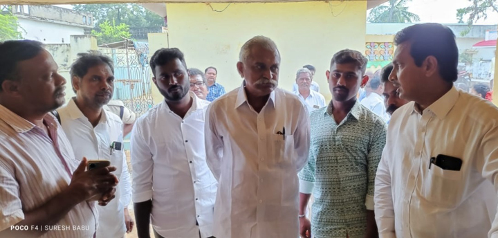ఎంఎల్‌ఎ దృష్టికి పాఠశాల సమస్యలు