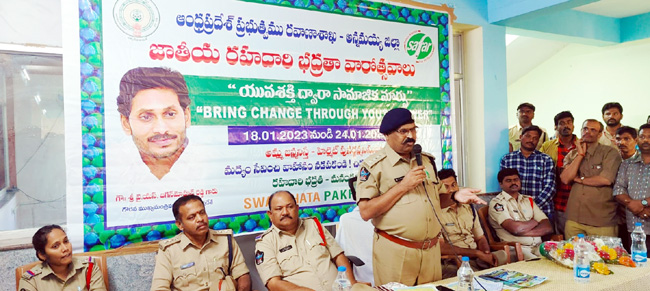 - సదస్సులో మాట్లాడుతున్న డిఎస్‌పి కేశప్ప