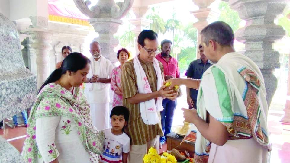    నీలకంఠేశ్వర స్వామిని దర్శించుకున్న కలెక్టర్‌ బసంత్‌కుమార్‌ దంపతులు