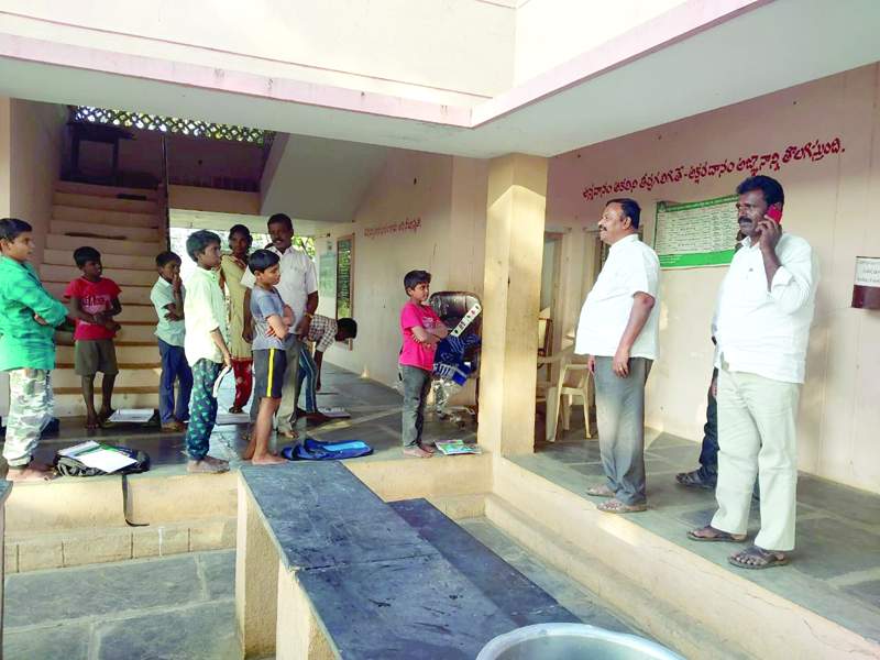    విద్యార్థులతో మాట్లాడుతున్న ఎంపిపి రమణారెడ్డి
