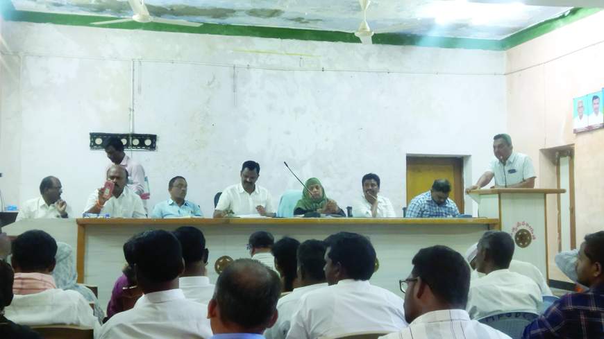 సమావేశంలో పాల్గొన్న అధికారులు, నాయకులు