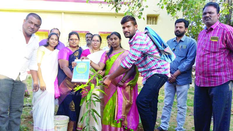  తహశీల్దార్‌ కార్యాలయం వద్ద మొక్క నాటుతున్న అధికారులు