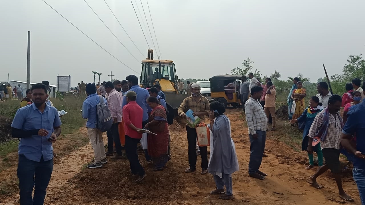 ముదపాక దళిత నిర్వాసితులపై ఫిర్యాదు