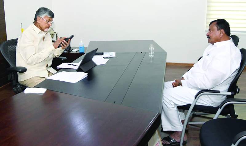 బికె పార్థసారధితో మాట్లాడుతున్న చంద్రబాబు