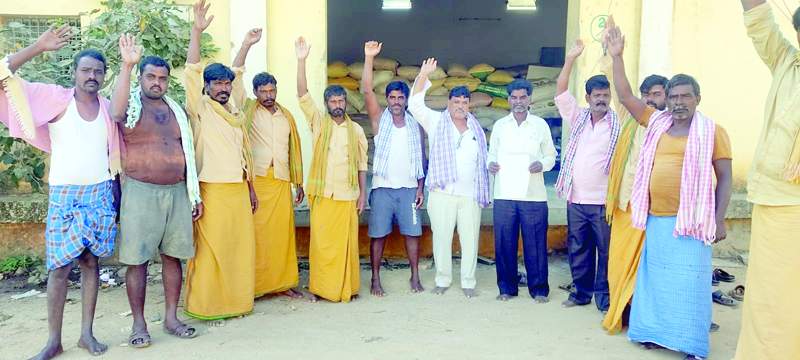  పెనుకొండలో ఆందోళన చేస్తున్న హమాలీలు