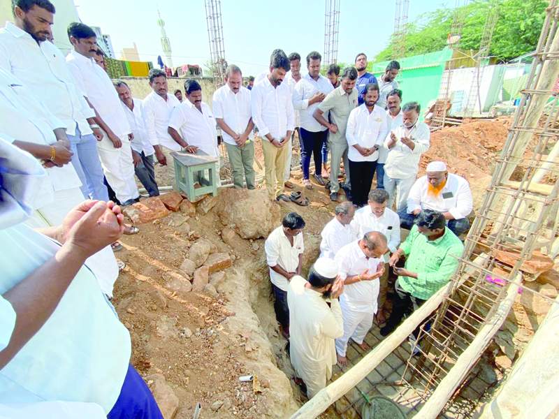 భూమిపూజ చేస్తున్న ఎమ్మెల్యే శంకరనారాయణ