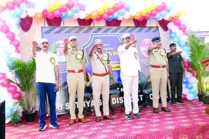  రోడ్డు భద్రతపై ప్రతిజ్ఞ చేస్తున్న ఎస్పీ రాహుల్‌దేవ్‌సింగ్‌, ఎమ్మెల్యే దుద్దుకుంట శ్రీధర్‌రెడ్డి, తదితరులు