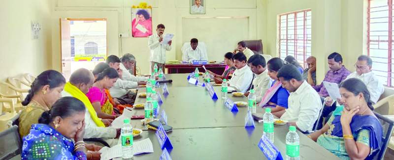   కౌన్సిల్‌ సమావేశంలో మాట్లాడుతున్న నాయకులు