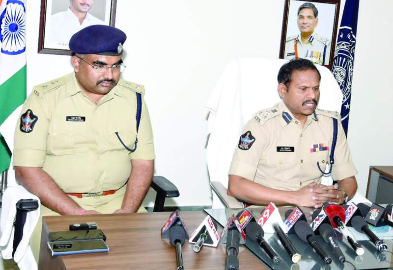  విలేకరులతో మాట్లాడుతున్న డిఐజి రవిప్రకాష్‌