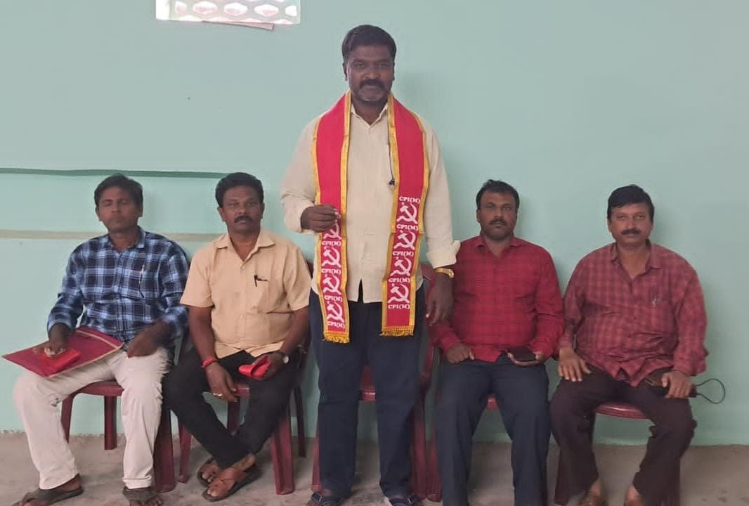 - సమావేశంలో మాట్లాడుతున్న ఈశ్వర్‌రెడ్డి