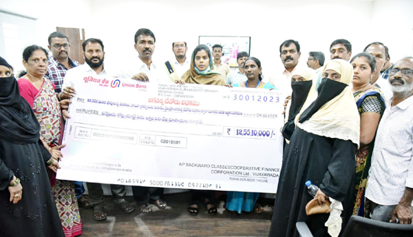 'జగనన్న చేదోడు' సద్వినియోగం చేసుకోండి : జెసి