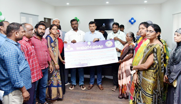 వీధి వ్యాపారులకు భరోసా జగనన్న తోడు : కలెక్టర్‌