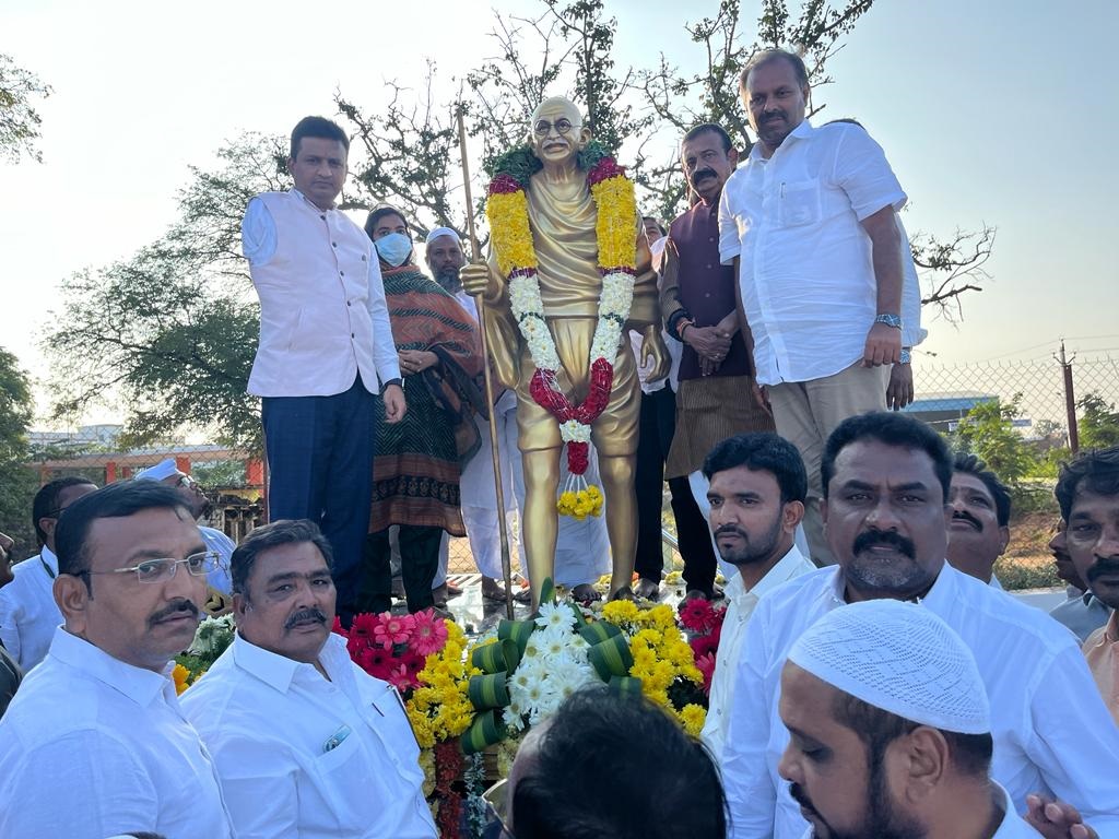 - గాంధీ విగ్రహాన్ని ఆవిష్కరిస్తున్న కలెక్టర్‌, ఎమ్మెల్యే, జడ్పీ చైర్మన్‌