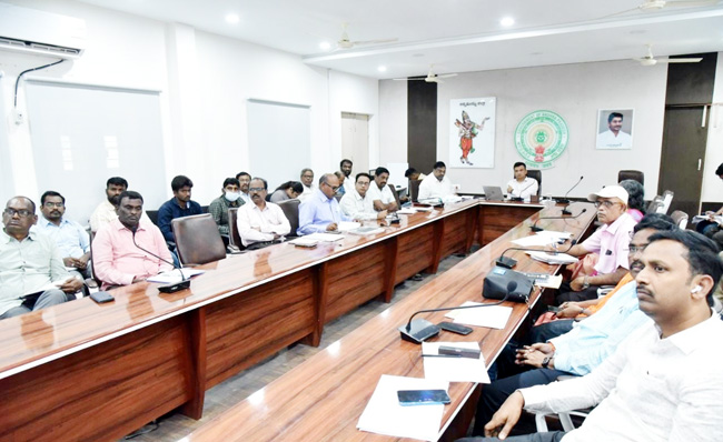 - వీడియో కాన్ఫరెన్స్‌లో పాల్గొన్న కలెక్టర్‌ గిరీష, అధికారులు