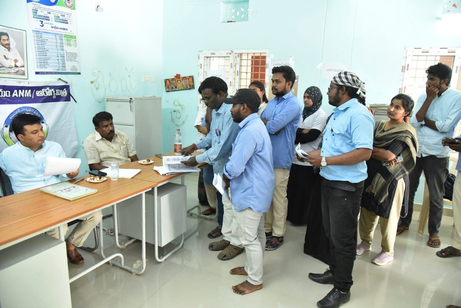 - సచివాలయ సిబ్బందితో మాట్లాడుతున్న కలెక్టర్‌ గిరీష