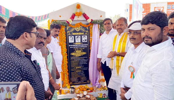 రహదారికి భూమిపూజ చేస్తున్న ఎంపీ, ఎమ్మెల్యే