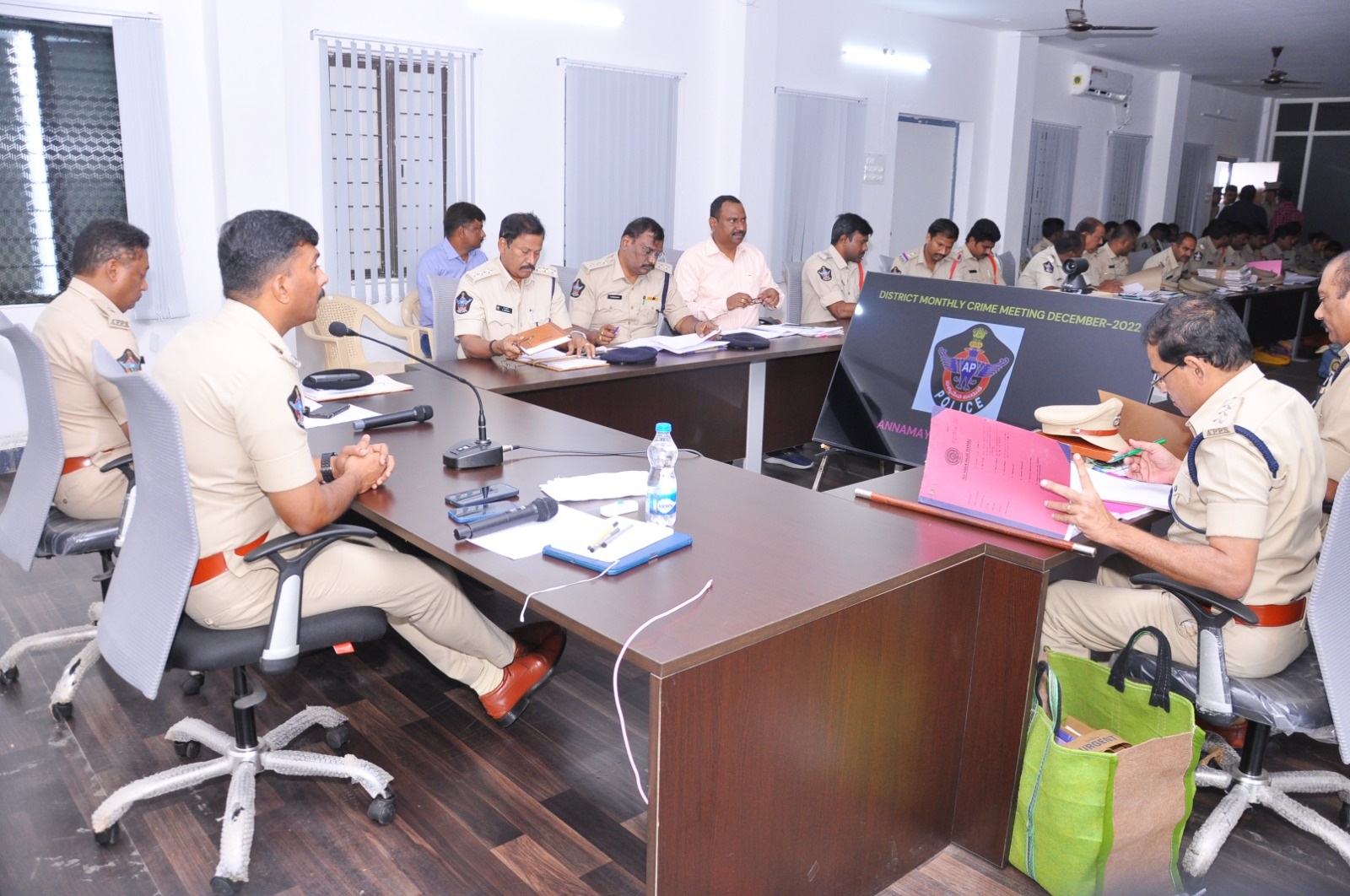 - మాట్లాడుతున్న ఎస్‌పి హర్షవర్ధన్‌రాజు