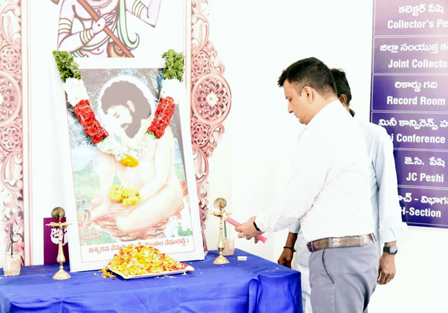 - వేమన చిత్రపటానికి నివాళులర్పిస్తున్న కలెక్టర్‌ గిరీష