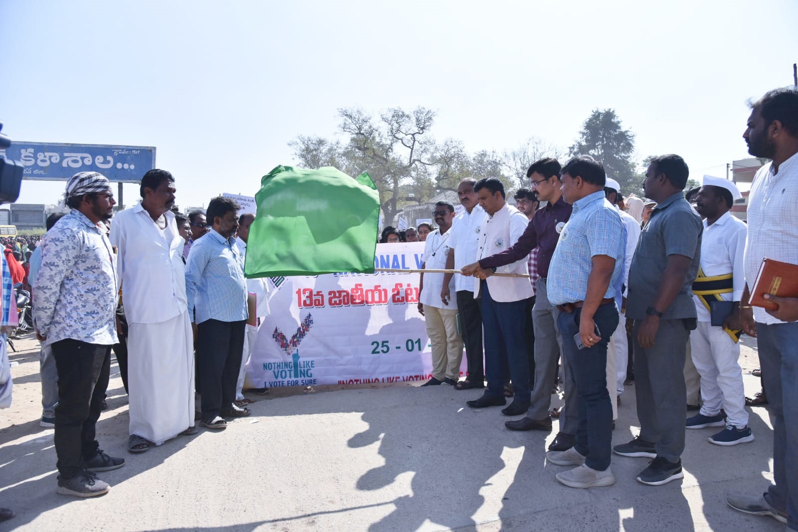 - ర్యాలీని ప్రారంభిస్తున్న కలెక్టర్‌ గిరీష