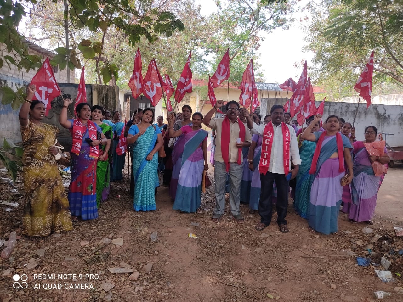 - ఐసిడిఎస్‌ కార్యాలయం వద్ద ధర్నా చేస్తున్న అంగన్వాడీలు