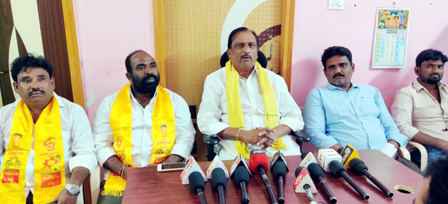 - సమావేశంలో మాట్లాడుతున్న బత్యాల