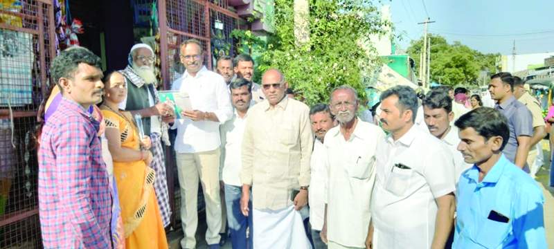    వృద్ధుడికి కరపత్రం అందజేస్తున్న ఎమ్మెల్యే సిద్ధారెడ్డి