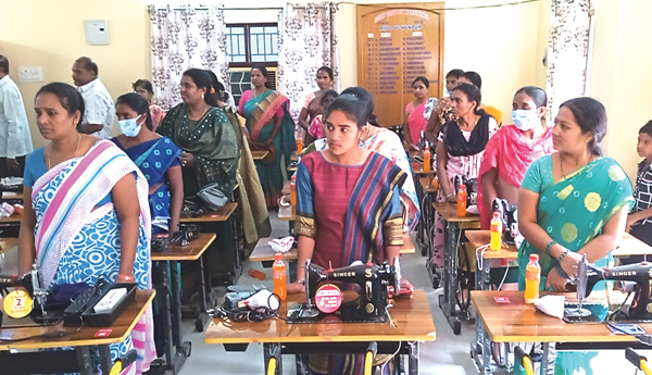 కుట్టు మిషన్లు, సైకిళ్లు పంపిణీ