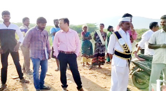 నందలూరు ఎస్‌ఐ మైనుద్దీన్‌అక్రమ కట్టడాల తొలగింపును పరిశీలిస్తున్న సబ్‌ కలెక్టర్‌