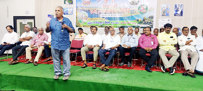 మాట్లాడుతున్న డాక్టర్ గేయానంద్
