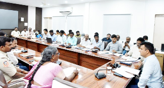 సమావేశంలో మాట్లాడుతున్న కలెక్టర్