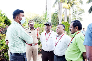 కళాశాల ప్రిన్సిపల్‌తో మాట్లాడుతున్న ఎస్‌పి హర్షవర్ధన్‌రాజు