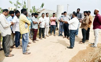 అధికారులతో మాట్లాడుతున్న కలెక్టర్‌ గిరీష