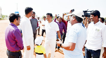 సరదాగా మాట్లాడుకుంటున్న కలెక్టర్‌, ఎస్‌పి