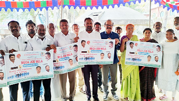 పోస్టర్లు ఆవిష్కరిస్తున్న ఎంఎల్‌ఎ, కార్పొరేషన్‌ చైర్మన్‌