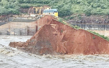 వరదల్లో కొట్టుకుపోయిన డ్యామ్‌ కట్ట (ఫైల్‌ఫొటో)