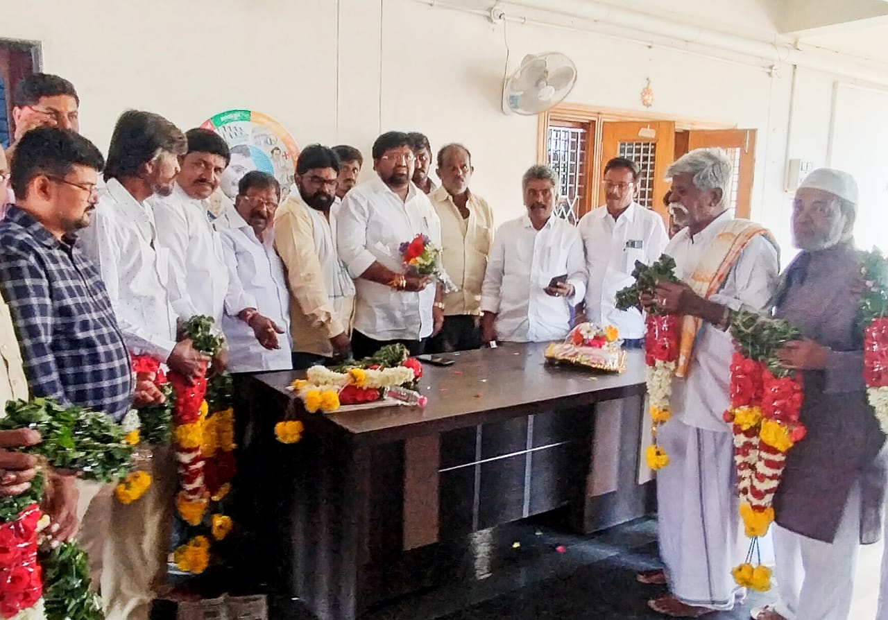 డాక్టర్‌ బత్తల హరిప్రసాద్‌ ఇంట కోలాహలం