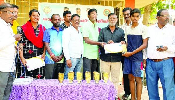 క్రీడా స్ఫూర్తిని ప్రదర్శించాలి