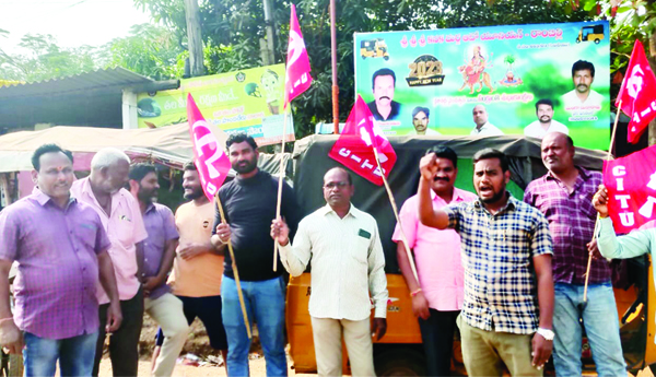 వాహన పన్ను పెంపుపై సిఐటియు నిరసన