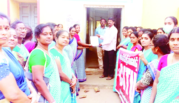 అంగన్వాడీల సమస్యలపై ధర్నా